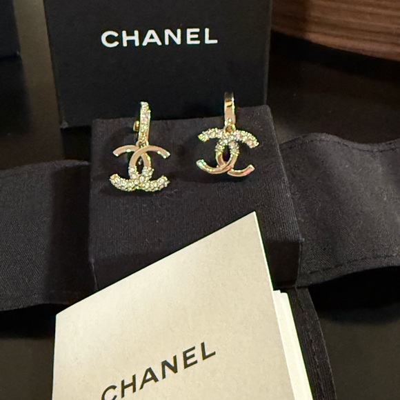 Authentic Chanel Gold Earrings 2022/2023 CC drop Chanel Earrings Gold plated - Picture 3 of 10